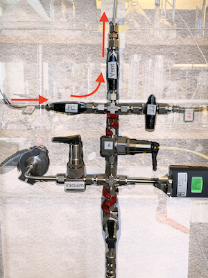 Valve configuration for purging the FC CO2 line