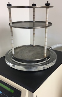 Freeze dryer with metal shelves for drum